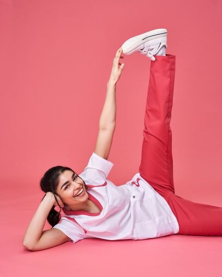 Pflegerin in rot-weißer Uniform beim Yoga.